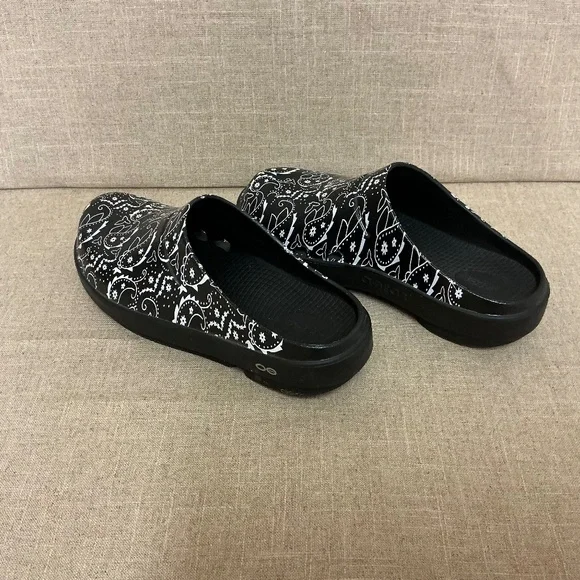 OOFOS Black Paisley-Print Slip-On Clogs - Picture 5 of 8